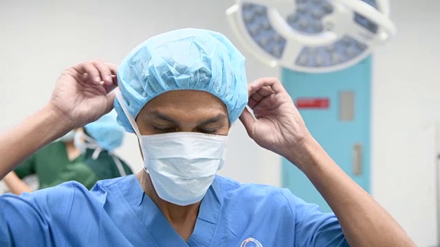男外科医生在手术室里戴着外科口罩视频下载