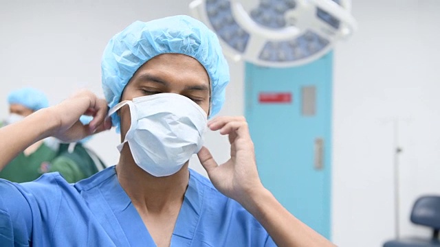 亚洲护士摘下外科口罩，面带微笑视频素材
