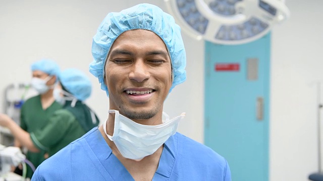 穿着手术服对着镜头微笑的男外科医生视频素材