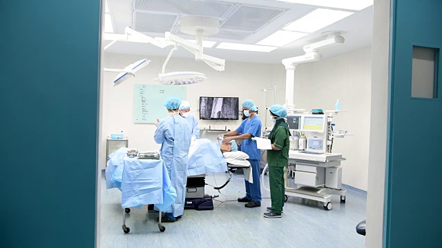 医疗顾问在病房给病人做手术视频素材