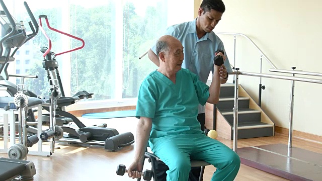 70多岁的男人在做理疗强化练习视频下载