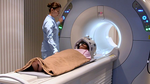 小女孩躺下准备做核磁共振扫描视频下载