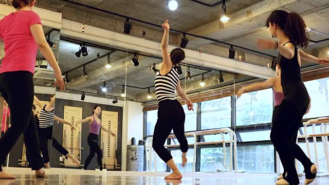 一群韩国妇女在舞蹈室学习如何跳舞视频素材