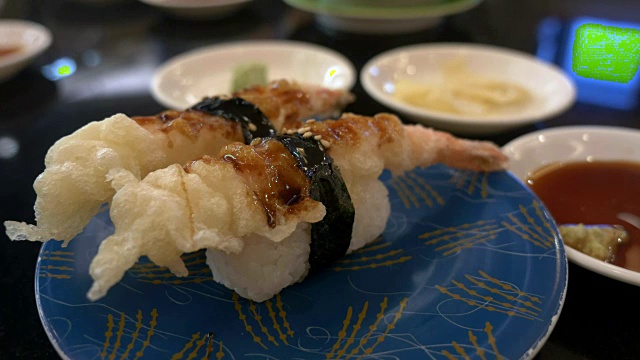 在日本餐厅的酒吧里，寿司装在盘子里视频下载