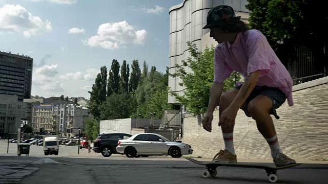滑板者在旧墙上玩滑板把戏，在现代城市溜冰视频素材