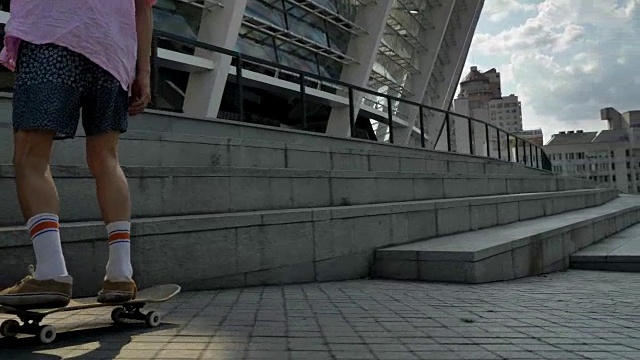 年轻人潮人的剪影是在夏天的白天玩滑板，城市概念，运动概念视频素材