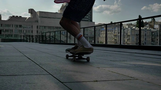 年轻人玩滑板在夏天白天玩滑板把戏，运动概念，城市概念视频素材