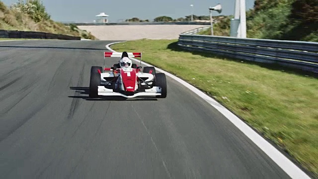在赛道上行驶的一级方程式赛车视频素材