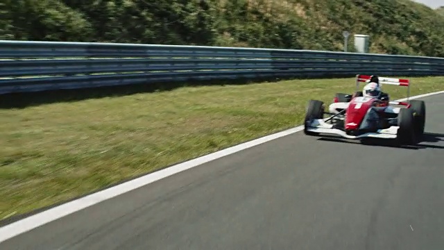 在赛道上行驶的一级方程式赛车视频素材