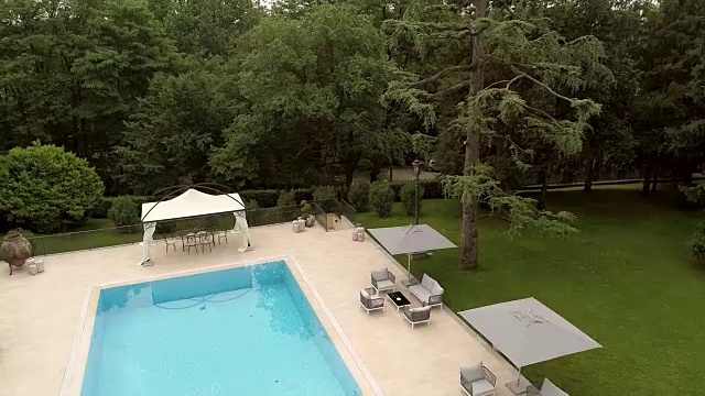 带游泳池的豪华别墅视频下载