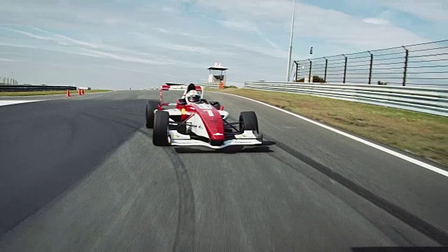 在赛道上行驶的一级方程式赛车视频下载