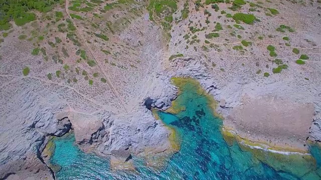 位于西班牙马略卡岛巴利阿里岛东北海岸的Cap de Ferrutx的Cala Estreta小海湾，由Ses Maganetes设计视频下载