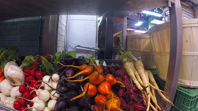 加拿大多伦多:圣劳伦斯市场，新鲜蔬菜陈列视频素材