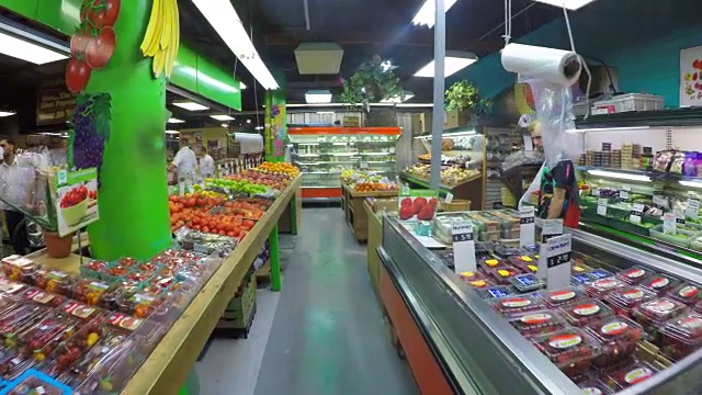 加拿大多伦多:圣劳伦斯市场，水果和蔬菜杂货店视频素材