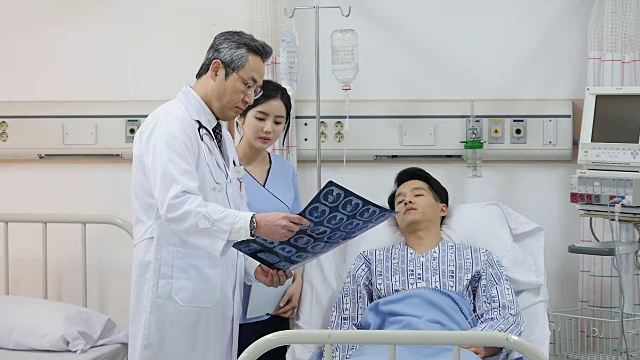 医生和护士向病人解释x光扫描视频素材