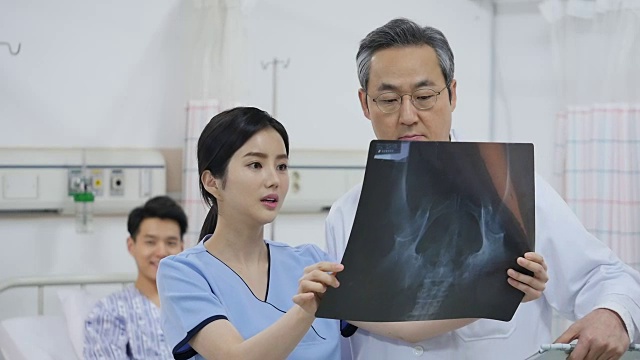 医生和护士在看x光扫描时谈话视频素材