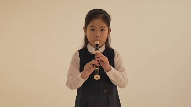一个在吹录音机的韩国女孩视频下载