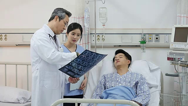 医生和护士向病人解释x光扫描视频素材