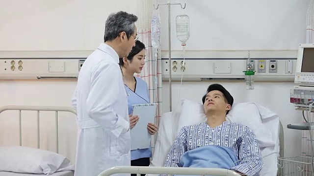 医生和护士在病床上和病人谈话视频素材