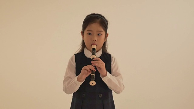 一个在吹录音机的韩国女孩视频下载