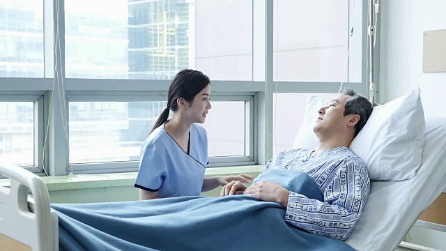 护士在病床上和病人说话视频素材