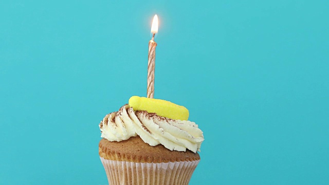 生日蛋糕和一支黄色的蜡烛视频下载
