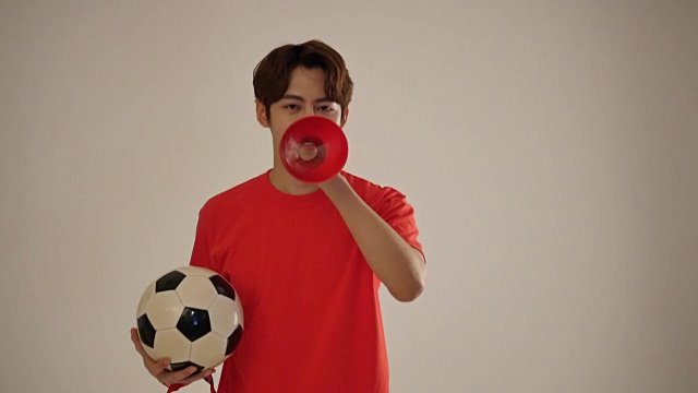 男子用足球和扩音器为韩国队加油视频下载