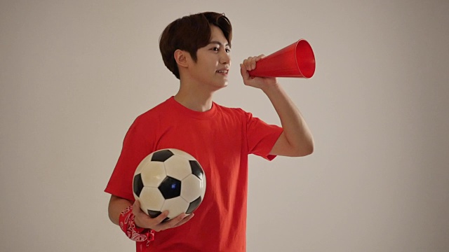 男子用足球和扩音器为韩国队加油视频下载