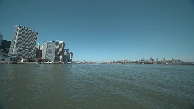 曼哈顿和布鲁克林大桥和城市天际线从水视频素材