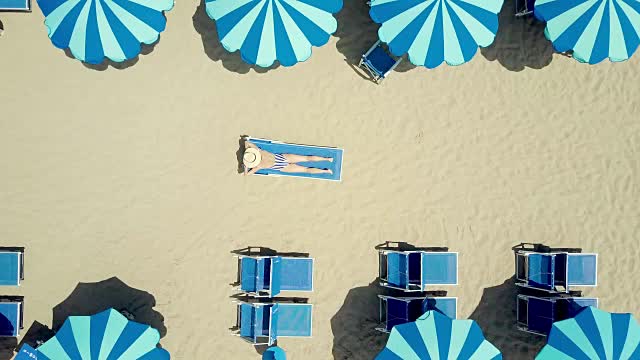 鸟瞰图的女人放松在海滩视频下载