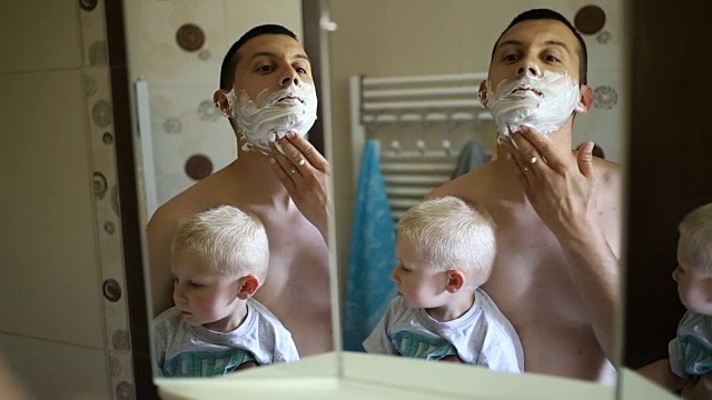 父亲和儿子刮着胡子视频素材