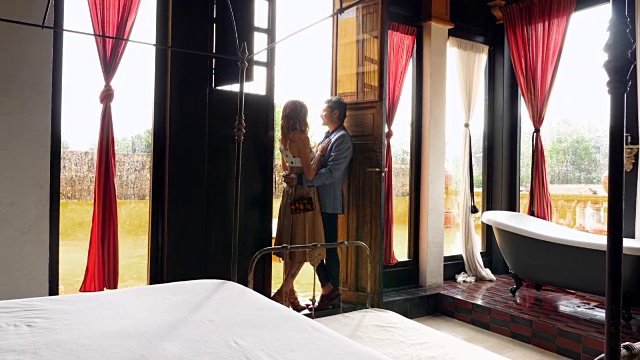 WS夫妇站在精品酒店房间门口拥抱视频素材