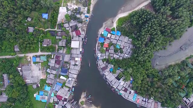 令人惊叹的海滨村庄与弯曲的河流和海洋背景，航空顶部视频视频素材