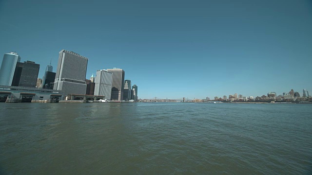曼哈顿和布鲁克林大桥和城市天际线从水视频素材