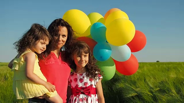 大自然中有气球的家庭视频下载