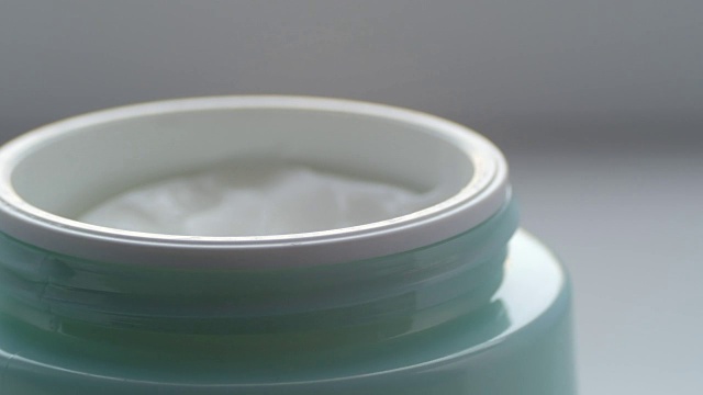 绿色的罐子里装着温和的护肤霜。化妆品霜宏观近距离观察视频素材