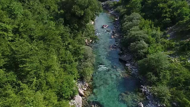 航拍一群椽木在河上漂流视频下载