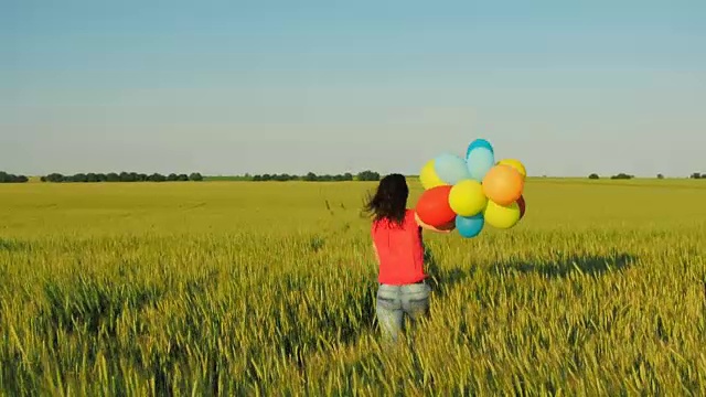 一个女孩拿着气球在操场上跑视频下载