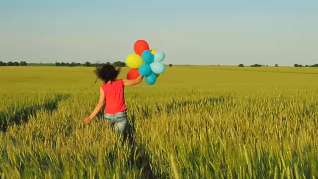 在麦田里拿着气球的女孩视频下载