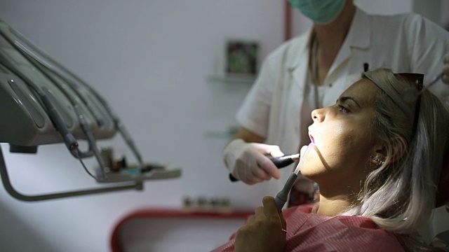 女牙医工作视频素材