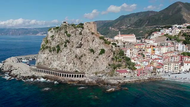 意大利城市锡拉鸟瞰图，地中海和沙滩美景视频素材