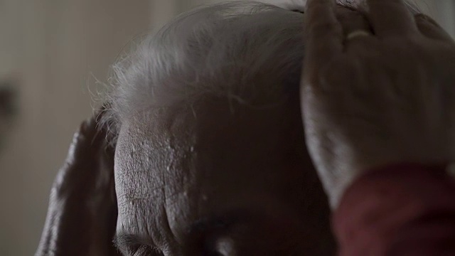 白发苍苍的老妇人摸了摸她的发带视频素材