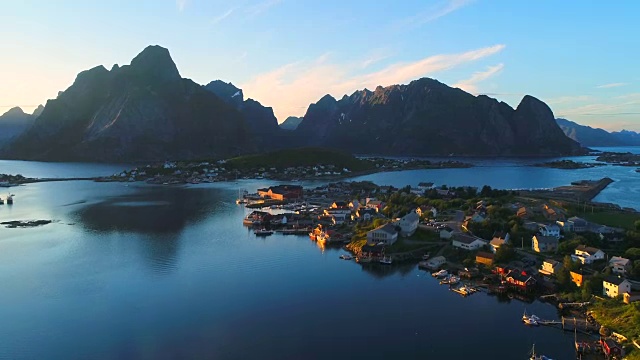 挪威罗浮敦群岛上的小渔村哈姆诺伊的航拍镜头，以其典型的红色房屋和自然美景成为热门旅游目的地。空中4k超高清。视频下载