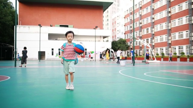 可爱的亚洲儿童打篮球视频素材