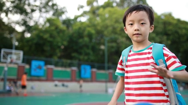 可爱的亚洲儿童打篮球视频素材