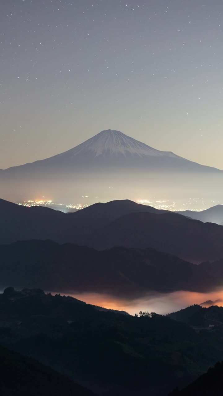 富士山在夜晚的彩虹云海上视频素材
