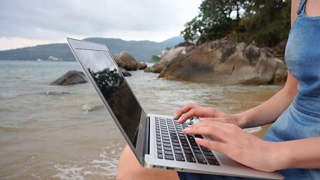 慢动作作家女性写小说笔记本电脑在海边视频下载