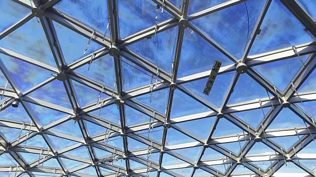 建筑的玻璃屋顶，可以看到天空视频下载