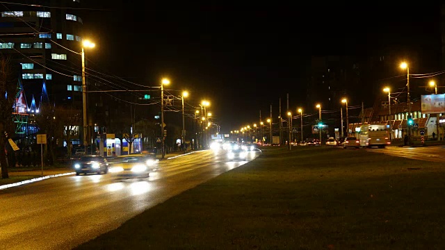 城市的夜间交通。间隔拍摄。公路夜景与市区交通夜景，时光流逝。视频素材