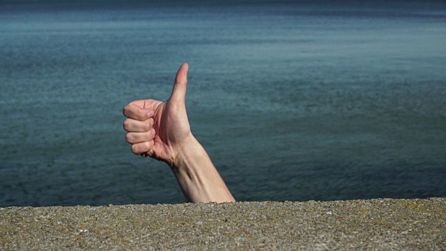 男手对着海水做4K拇指向上的手势视频下载